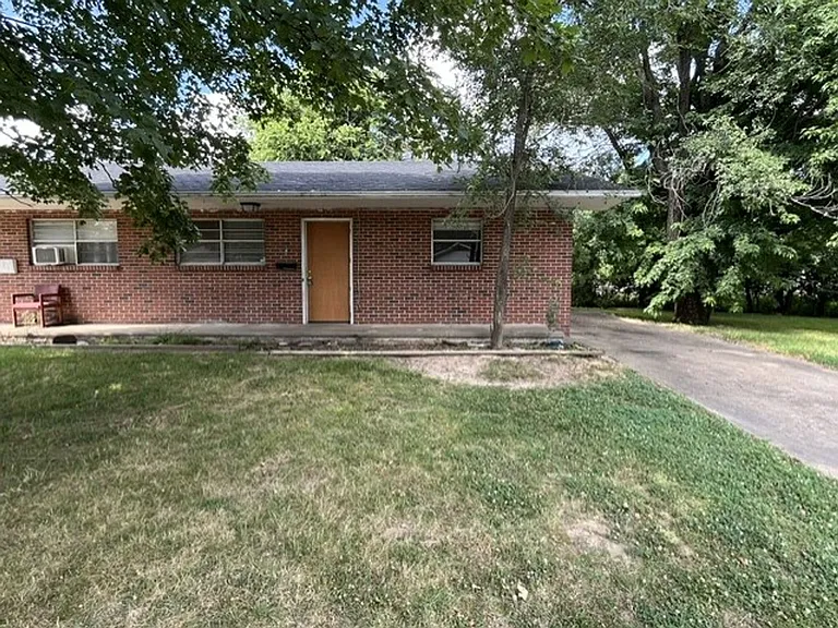902 Young St — Photo 1
