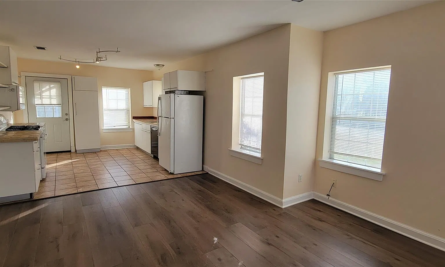 2 bed, 1.0 bath, 876 sqft, $1,400 — Photo 4