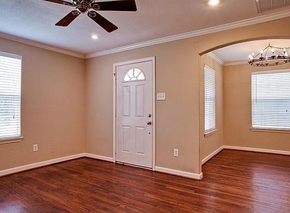 3rd image of 8622 Daytonia Ave