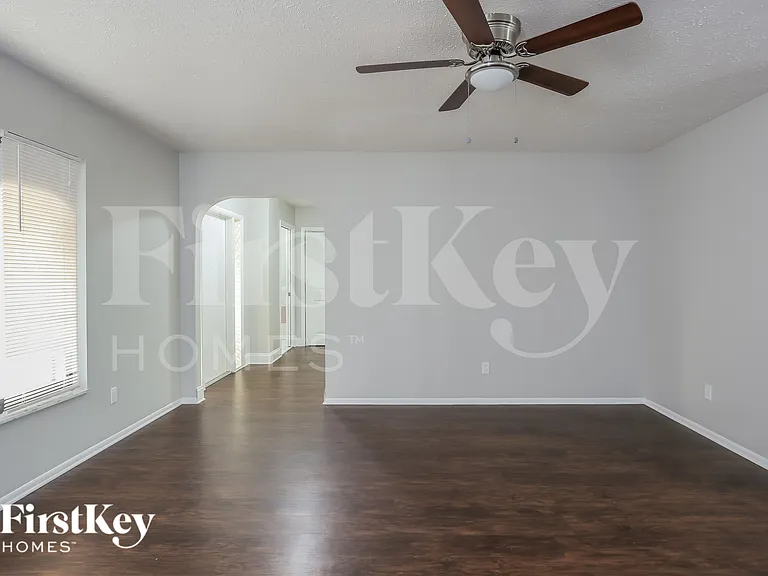 3423 SE 8th Pl — Photo 2
