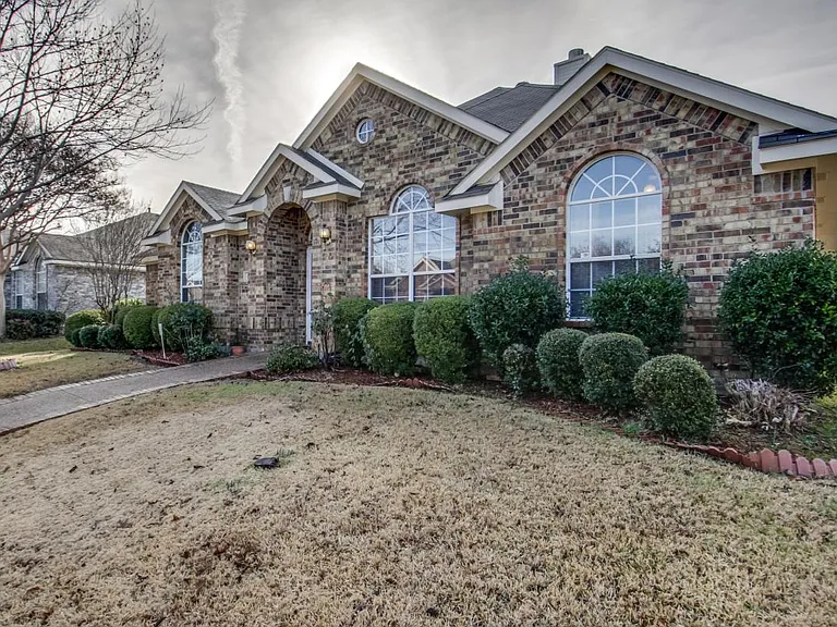 1344 Wentworth Dr — Photo 3