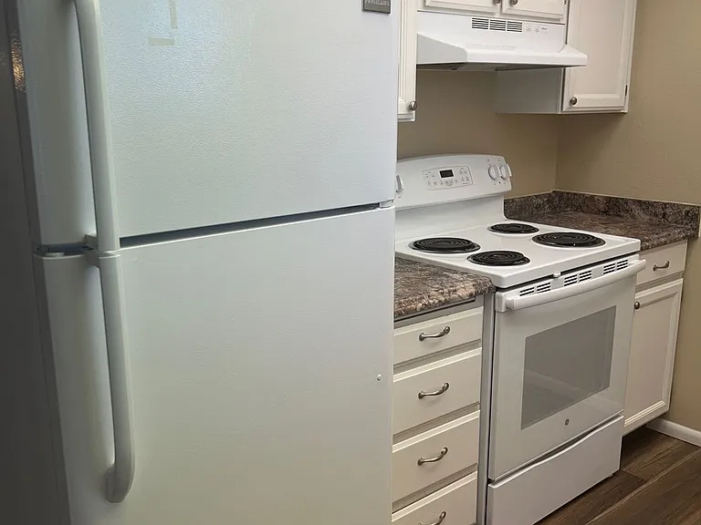 Main 819 S — Photo 34