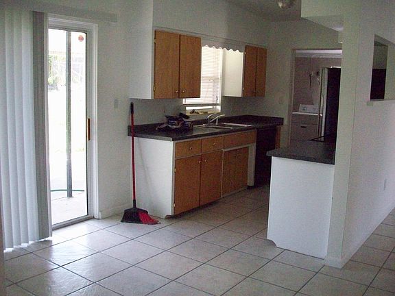 3rd image of 3419 Paris Pl