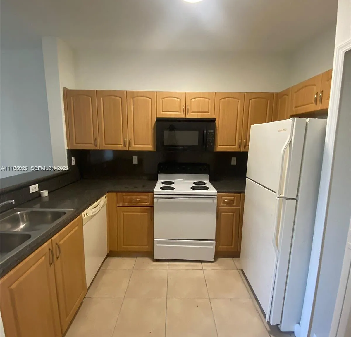 3 bed, 1060 sqft, $1,900 — Photo 3