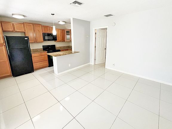 3rd image of 824 NE 17th Ter #10622494
