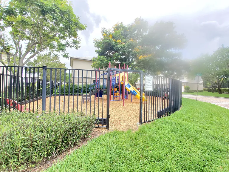 1221 Lucaya Dr — Photo 35
