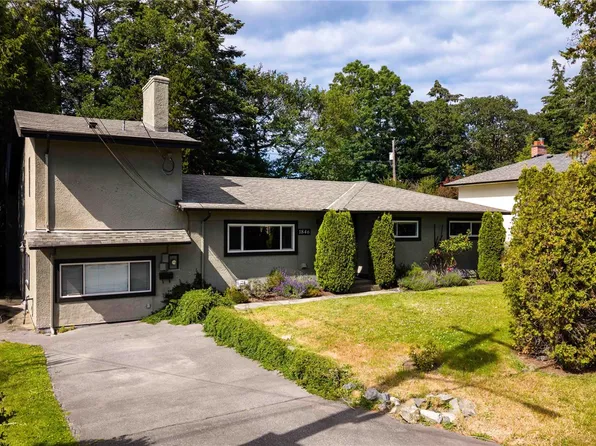 1846 Fairburn Dr, Saanich, BC V8N 1P9