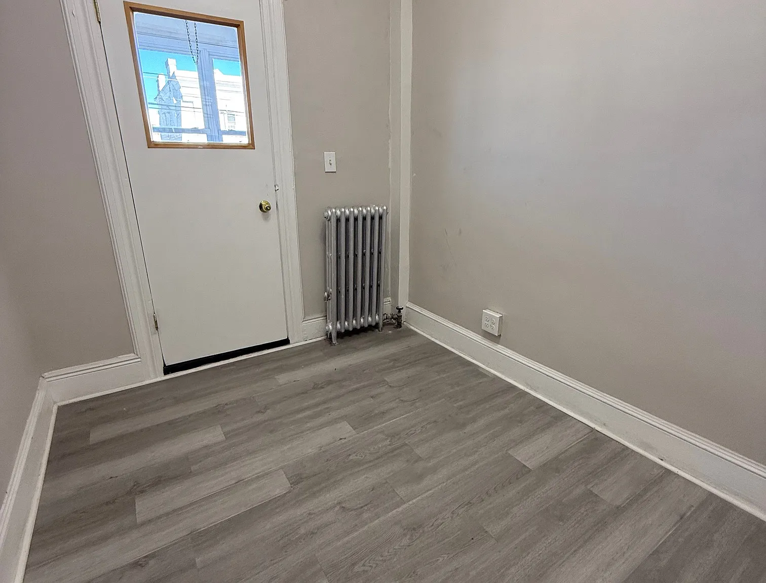 3 bed, 760 sqft, $2,400 — Photo 2
