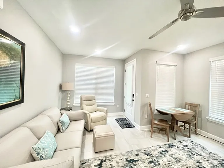 213 Allen St — Photo 4