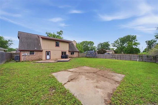 1112 W Queens Pl — Photo 15