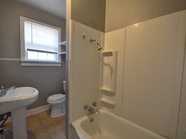 1529 N Weller Ave — Photo 2