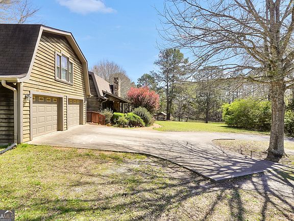 3rd image of 330 Country Kitchen Rd