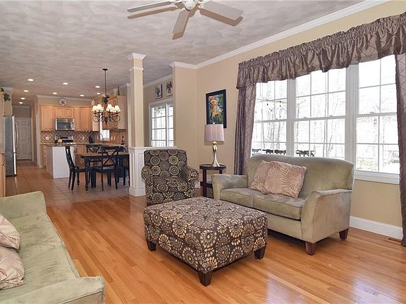 5th image of 25 Sophia Dr
