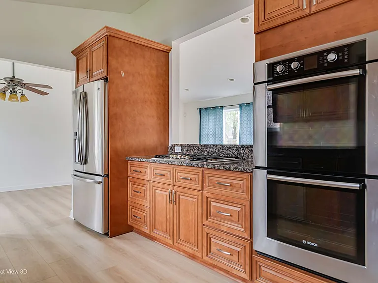 900 Ashford Ln — Photo 7