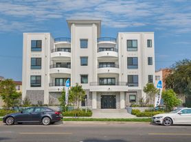 1832 S Barrington Ave