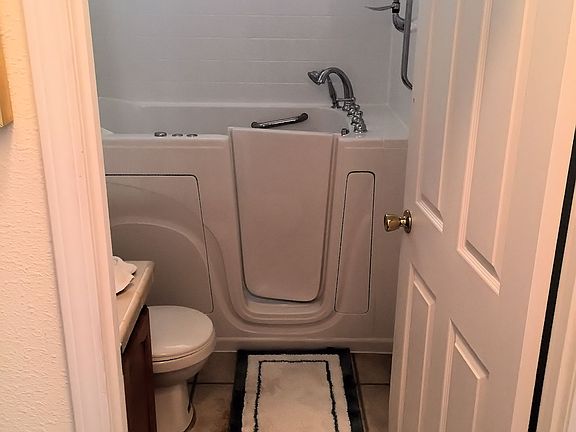 Like New Walk In Jet TUB