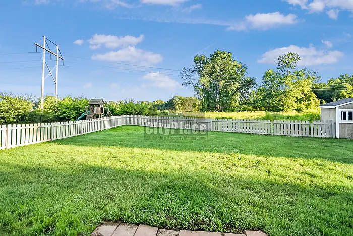 4 bed, 2.5 bath, 2374 sqft, $2,250 — Photo 4