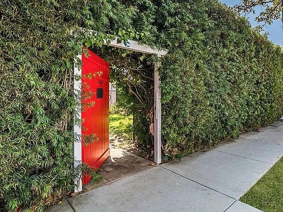 2nd image of 7642 Lexington Ave