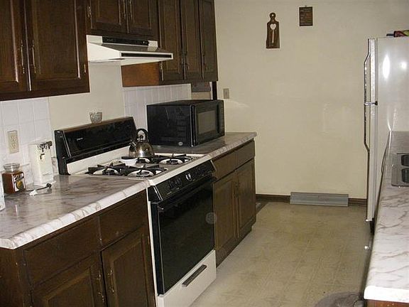 5th image of 9996 Gentian Dr