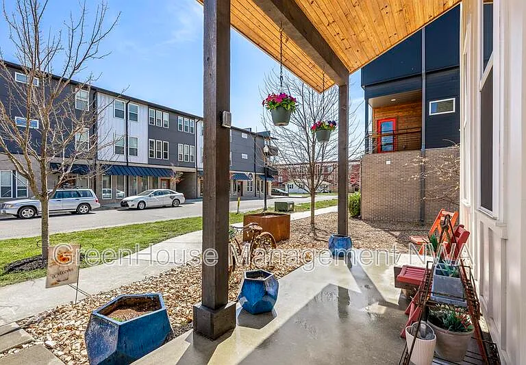 636 SW B St — Photo 4