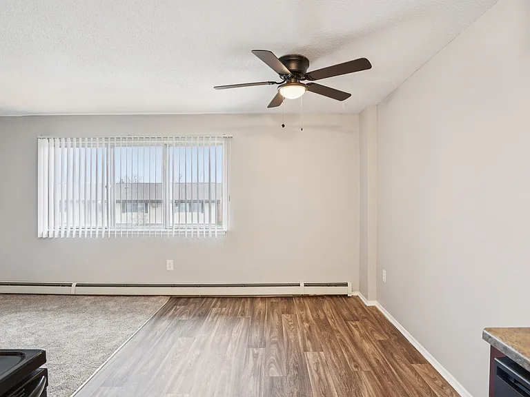 Hillcrest Club Apartments — Photo 42