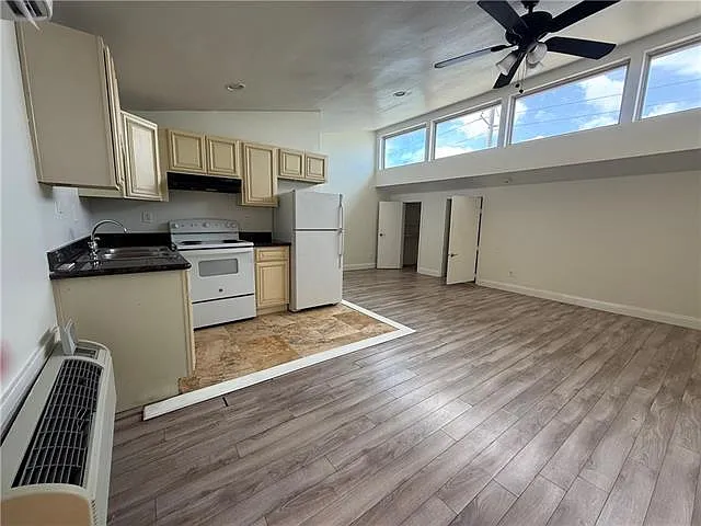 Studio, 1.0 bath, 450 sqft, $900 — Photo 2