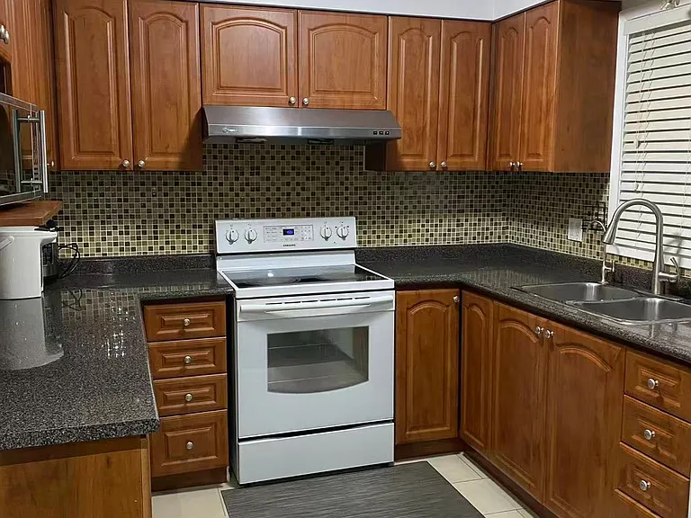 102 Chloe Cres — Photo 2