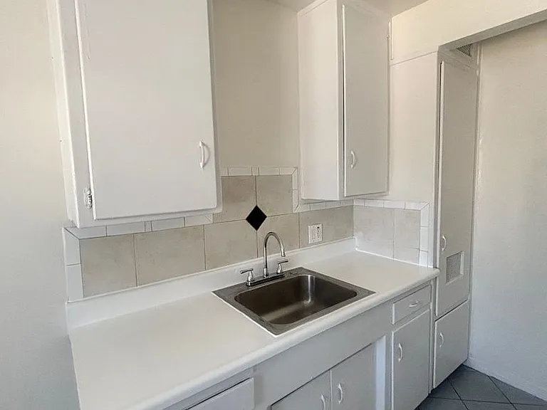 1760 Henderson Ave — Photo 2