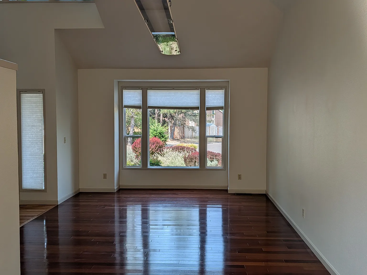 4 bed, 2.5 bath, 2050 sqft, $4,200 — Photo 4