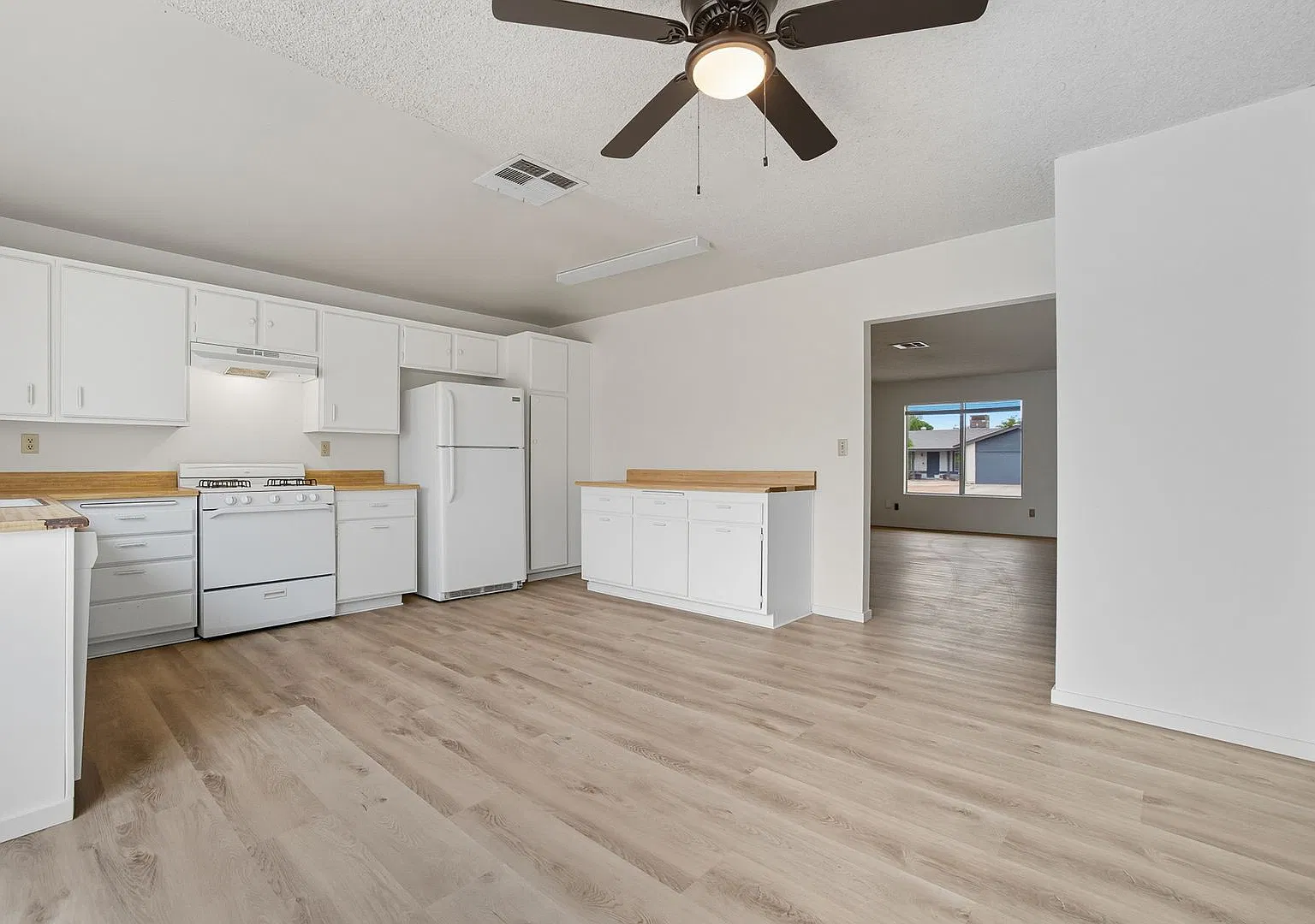 4BR Home with Large Backyard — Photo 4