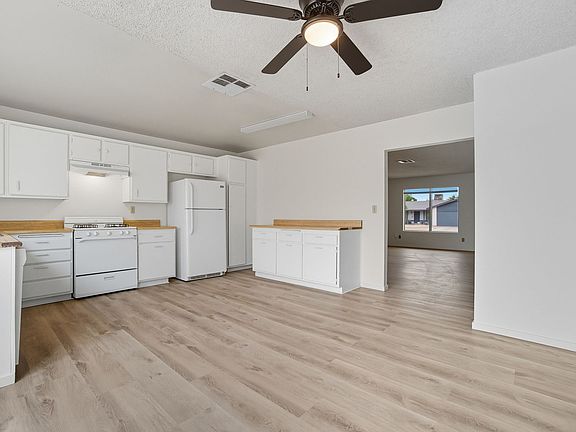 4th image of 4732 Lakestream Ave