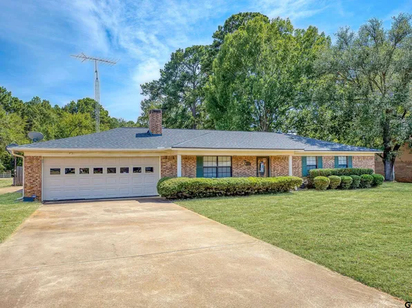 202 Clover Ln, Palestine, TX 75803