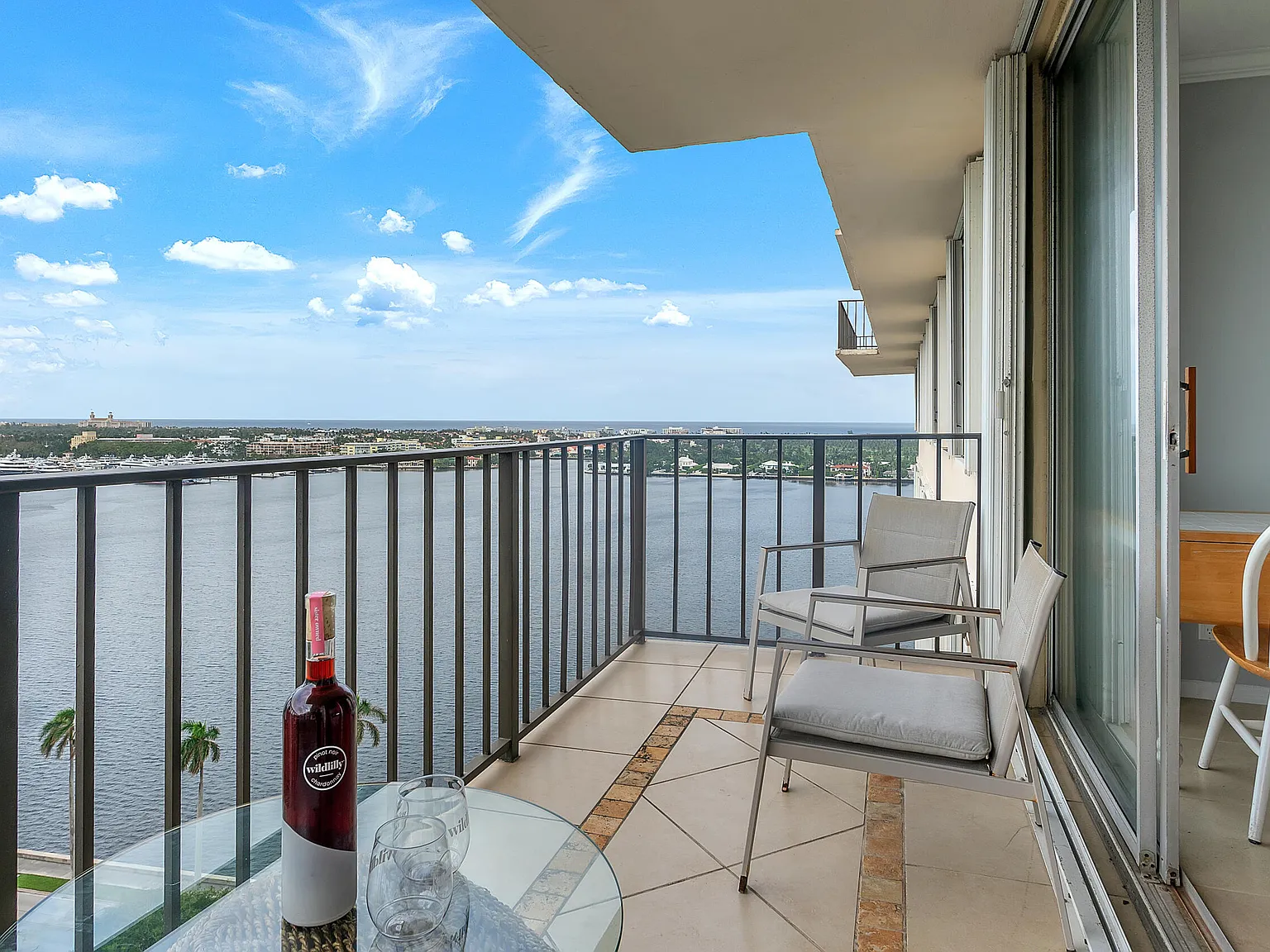 2 bed, 2.0 bath, 1086 sqft, $4,995 — Photo 2