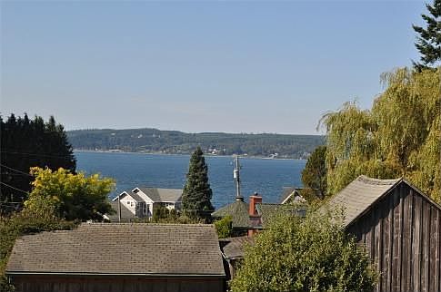 3rd image of 1052 NE Sunset Way