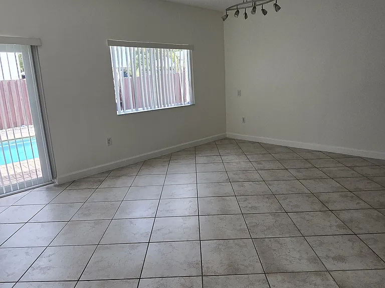 15826 SW 138th Ter — Photo 18