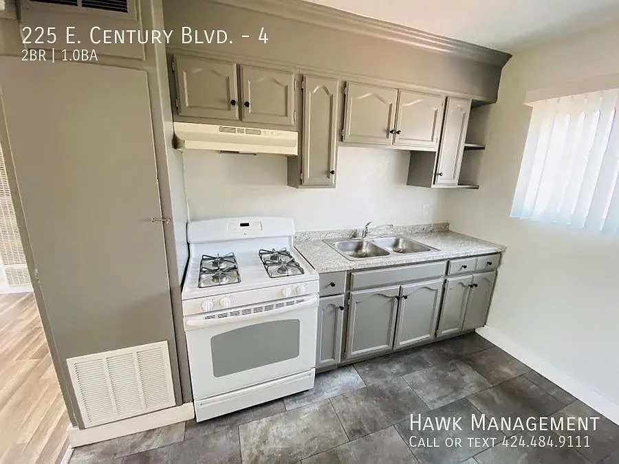 Charming 2-Bedroom Gated Apartment in South LA — Photo 4