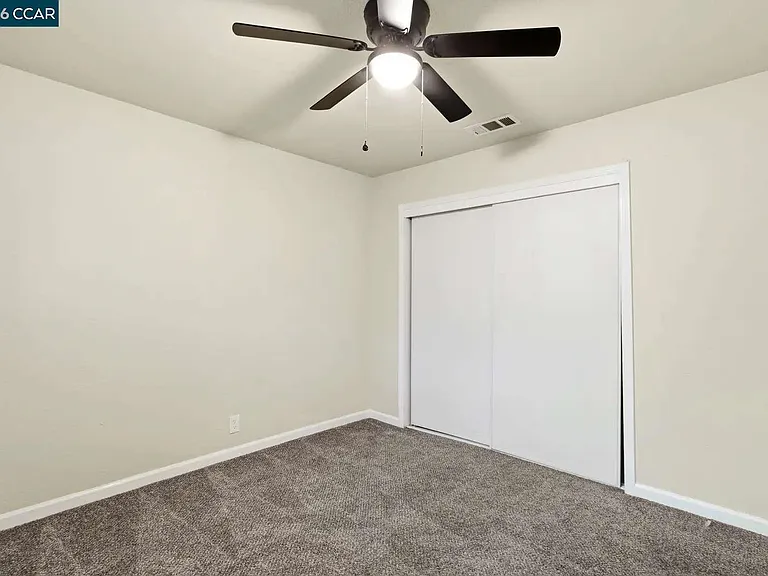 2225 E Myrtle St — Photo 12