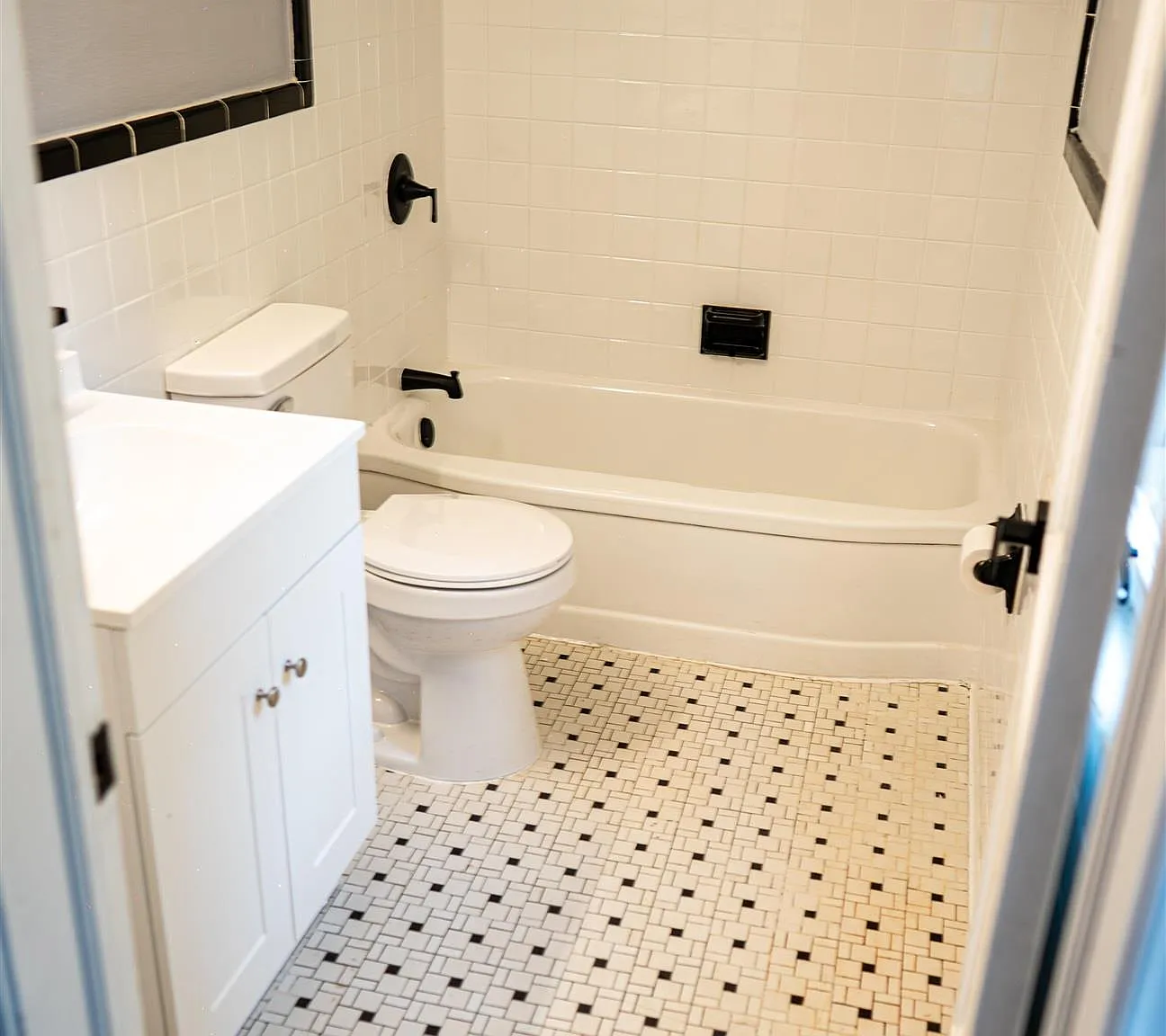 2 bed, 1.0 bath, 1425 sqft, $1,200 — Photo 2