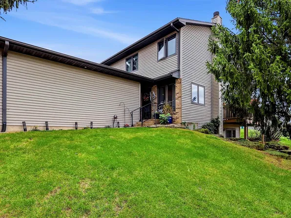 3058 Deerwood Cir, Dubuque, IA 52003