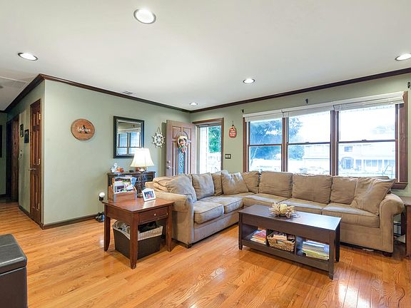 4th image of 146 Oak St