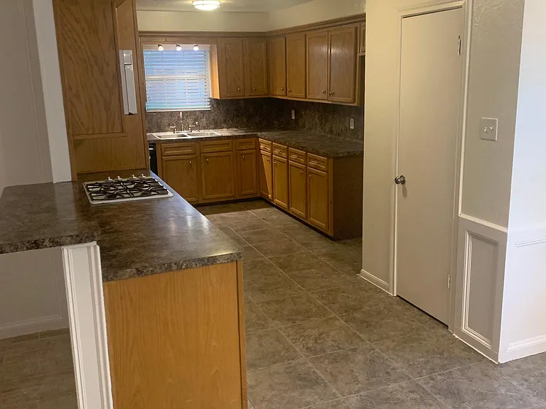 2510 Maxwell Ln — Photo 8