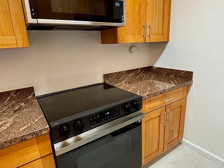 590 Baker St — Photo 1