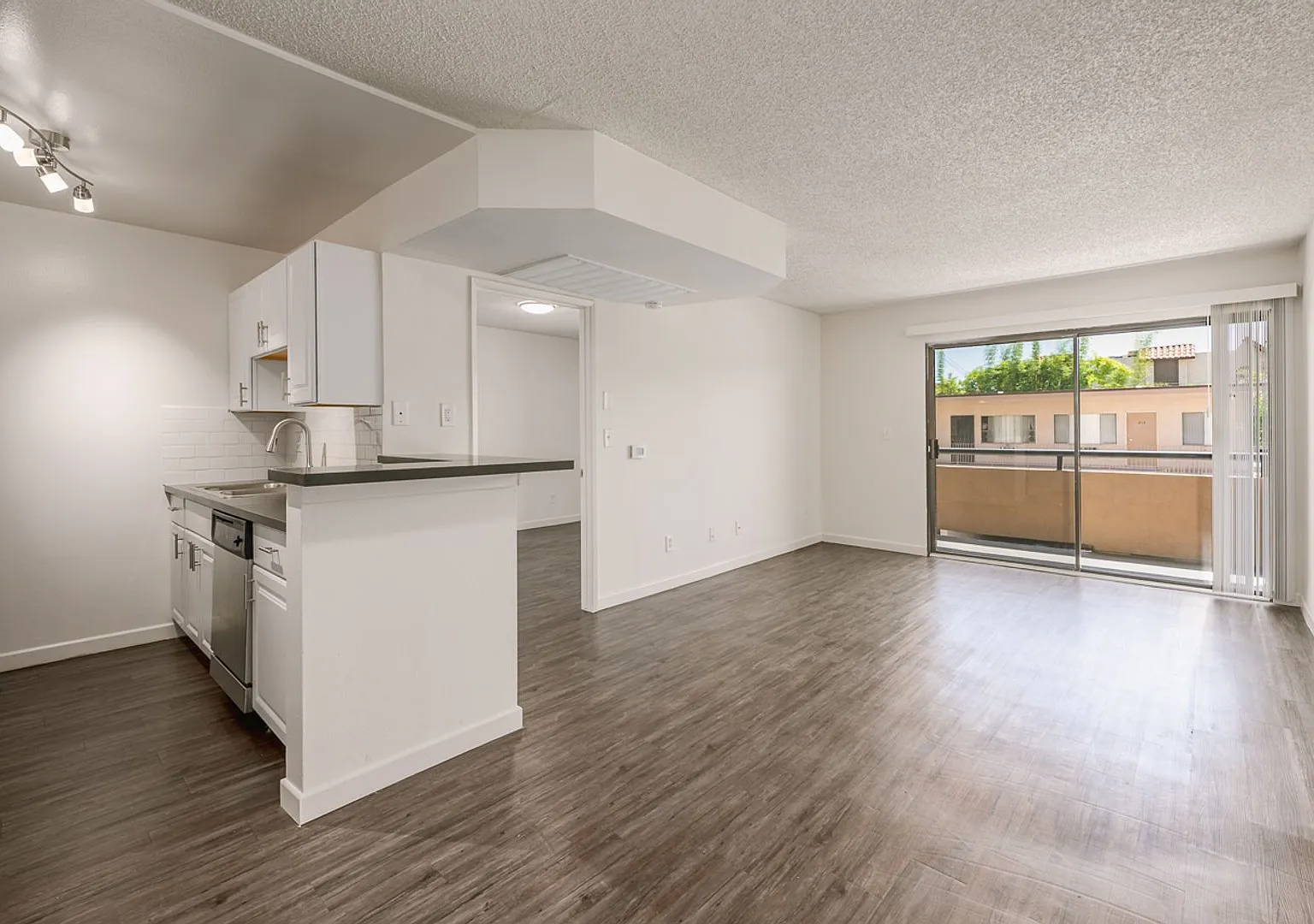 1725 Grismer Ave — Photo 4
