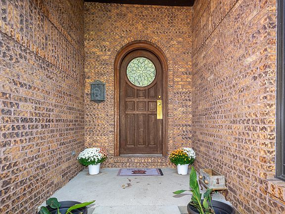 3rd image of 827 Hillandale Dr