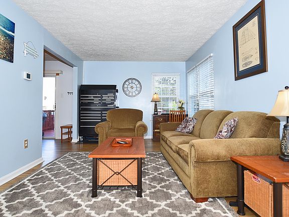 4th image of 301 Guilford Ct