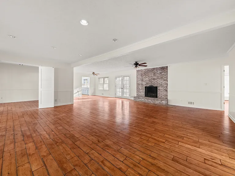 1247 Sycamore Dr — Photo 7