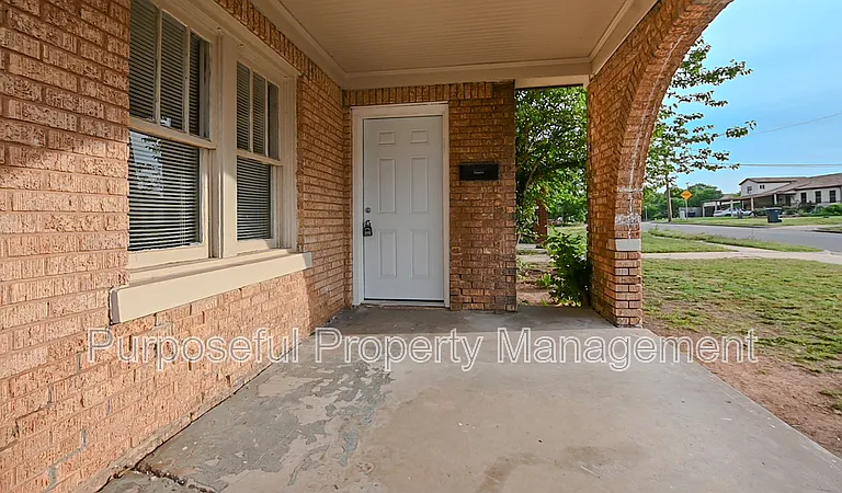2201 Glen Ellyn St — Photo 3