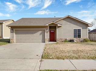 913 Dagen Ln, Junction City, KS 66441