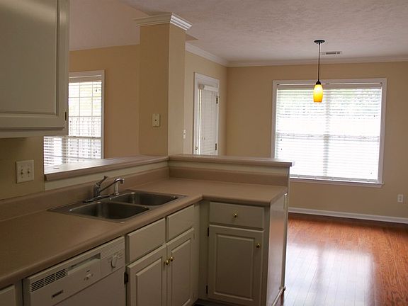 4th image of 1137 Carriage Dr