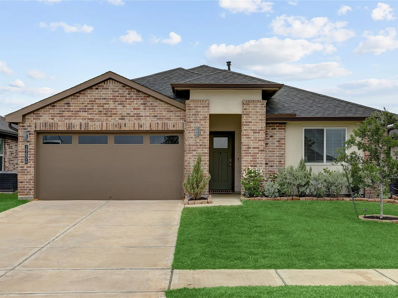 4 bed, 2.0 bath, 2082 sqft, $2,600 — Photo 1